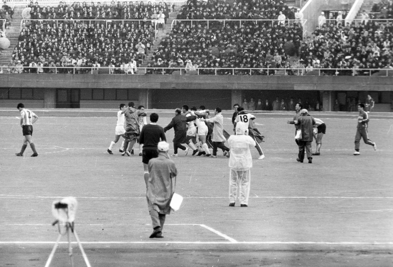 64年10月、東京五輪予選リーグD組でアルゼンチンを破り、グラウンドへ飛び出すクラマー氏（中央）