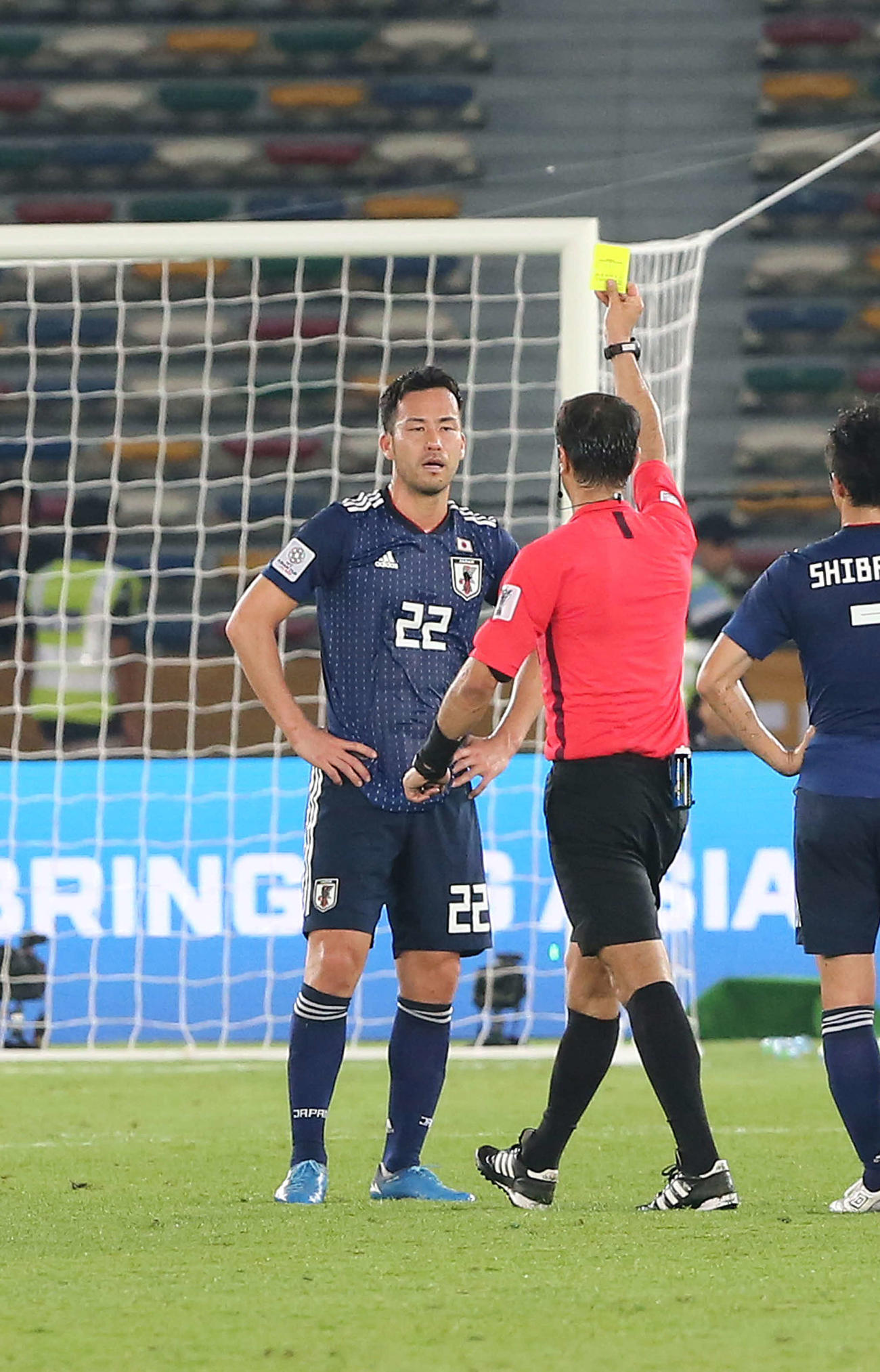 2019年のアジア杯決勝のカタール戦でハンドを取られイエローカードを受ける吉田