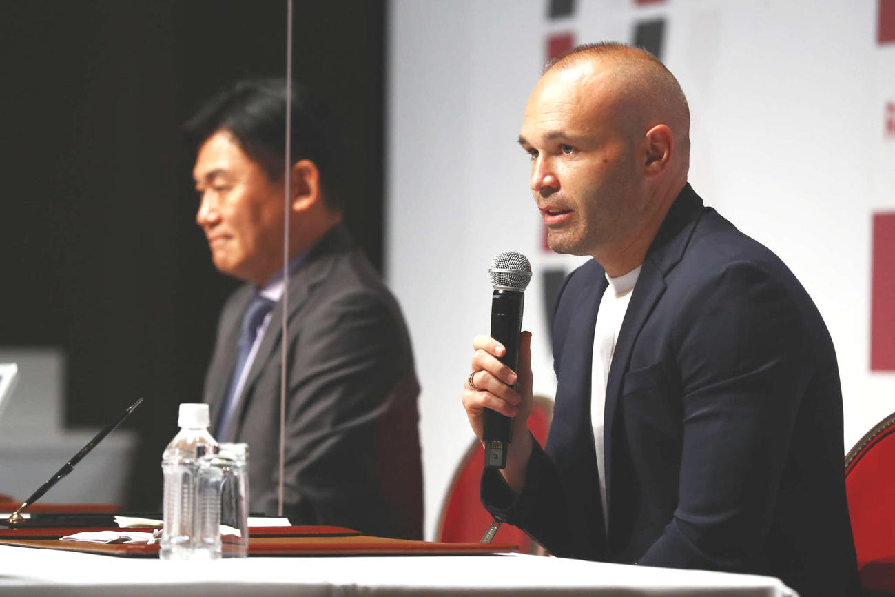 21年5月11日、37歳の誕生日に神戸と2年の契約延長を会見で発表したMFイニエスタ（手前）と三木谷会長（C）VISSEL KOBE