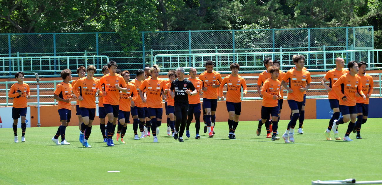ランニングする清水の選手たち