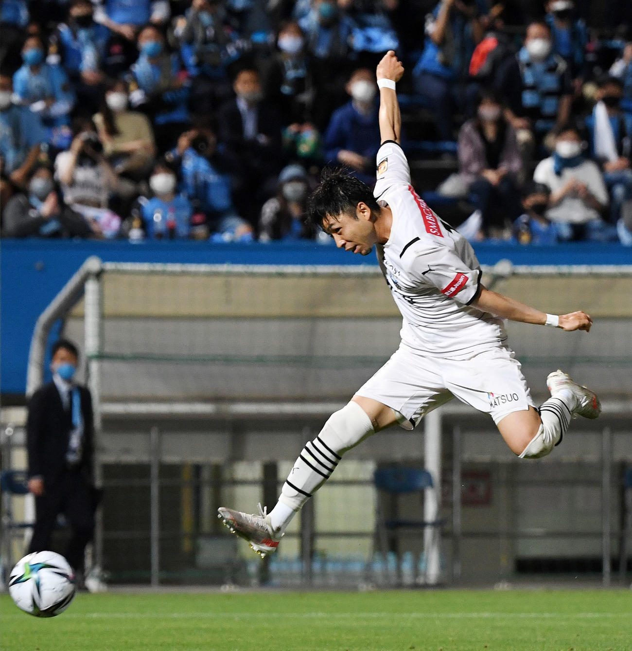 横浜FC対川崎F　後半、ゴールを決める川崎F小林（撮影・横山健太）