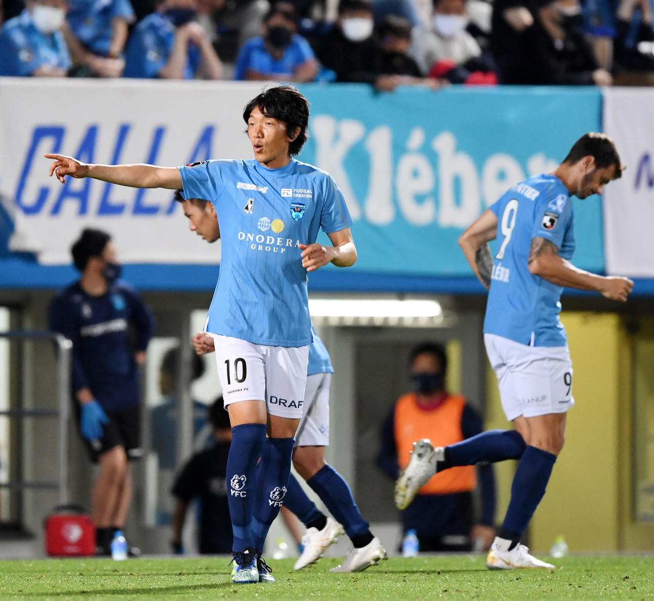 横浜FC対川崎F　後半、途中出場する横浜FC中村（左）（撮影・横山健太）