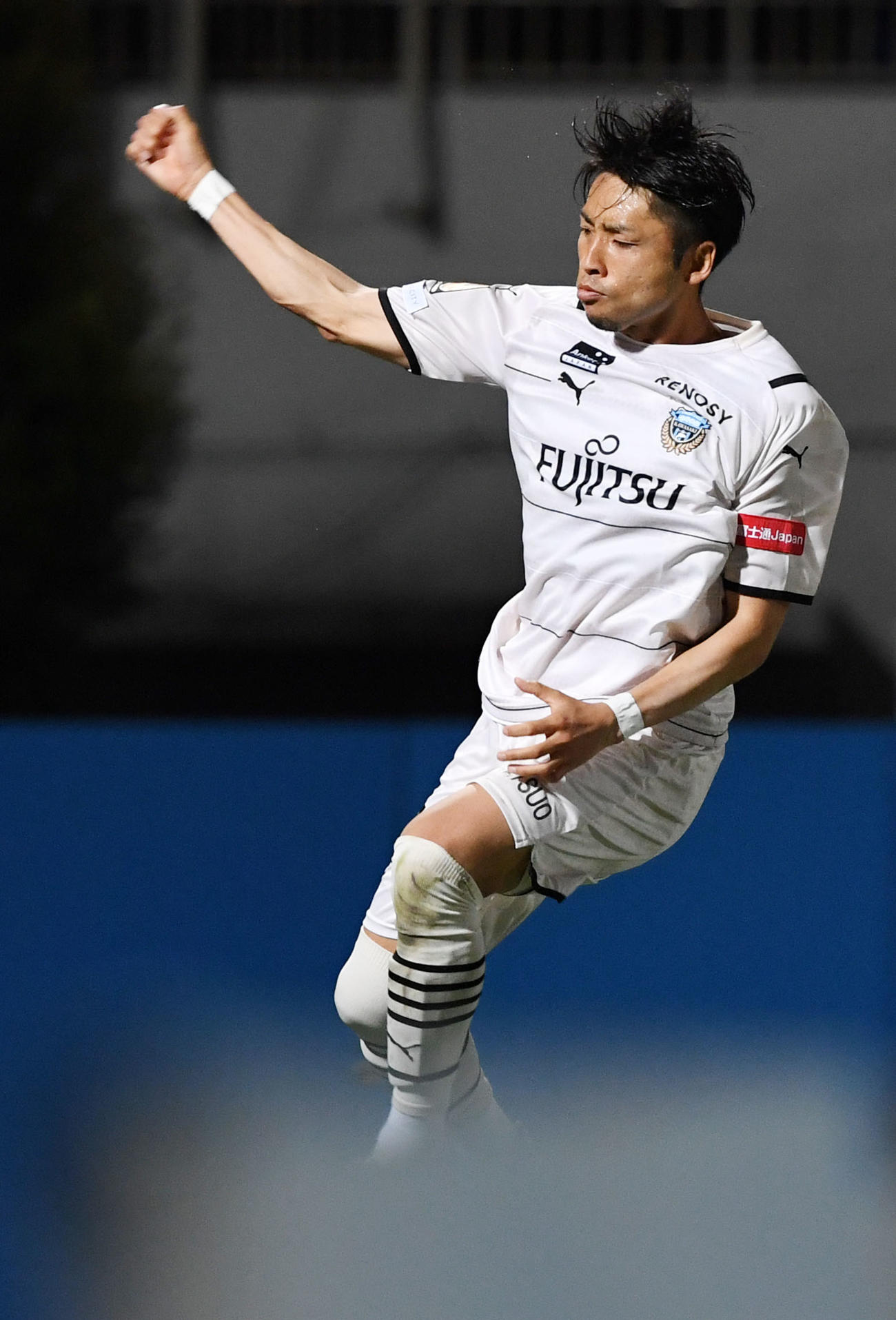 横浜FC対川崎F　後半、ゴールを決めガッツポーズする川崎F小林（撮影・横山健太）
