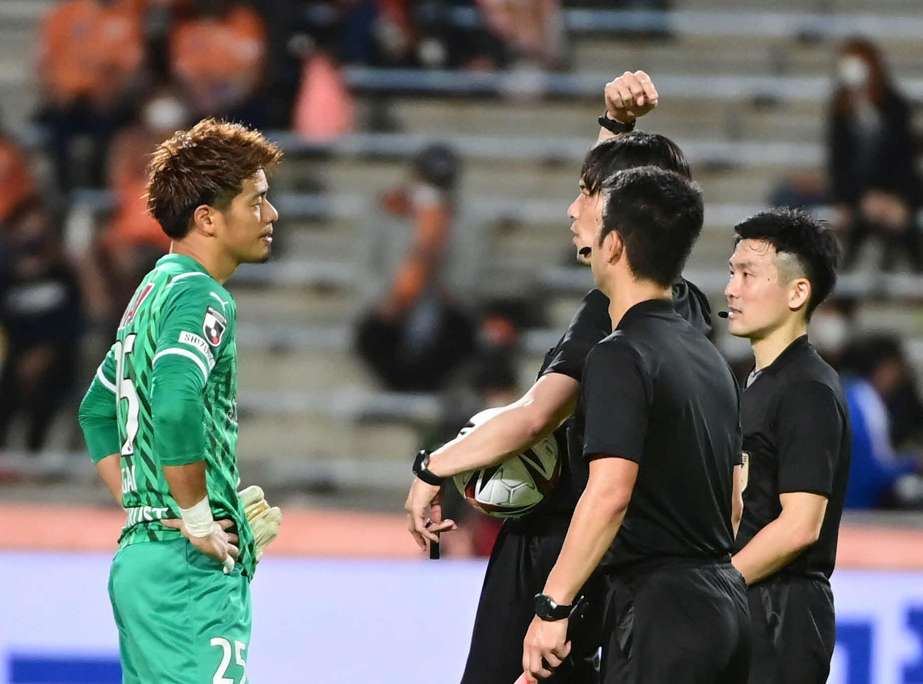 清水対鹿島　試合後に審判団にプレーを確認する清水GK永井（撮影・小沢裕）