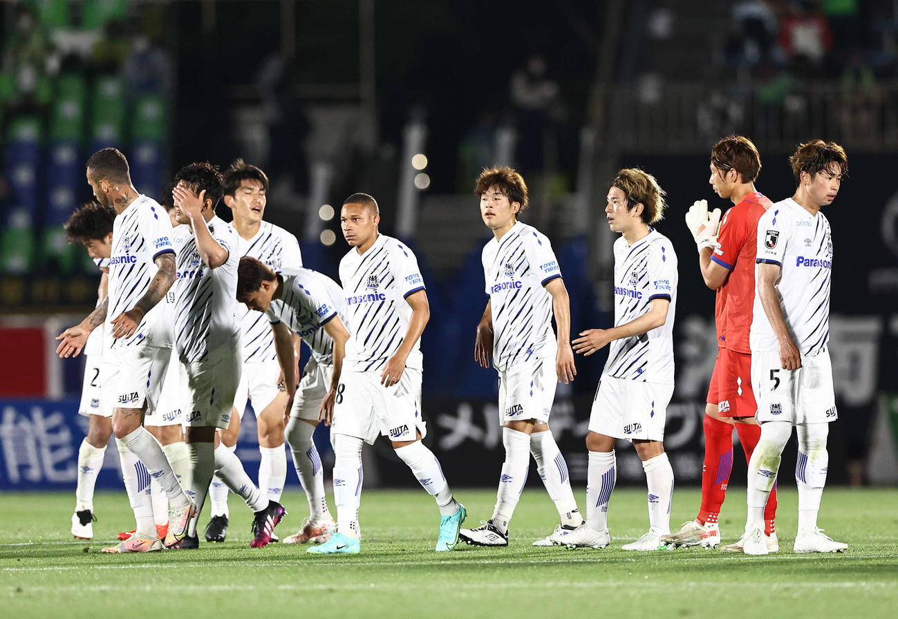 湘南対G大阪　湘南と引き分けで試合を終え、あいさつをするG大阪イレブン（撮影・河田真司）