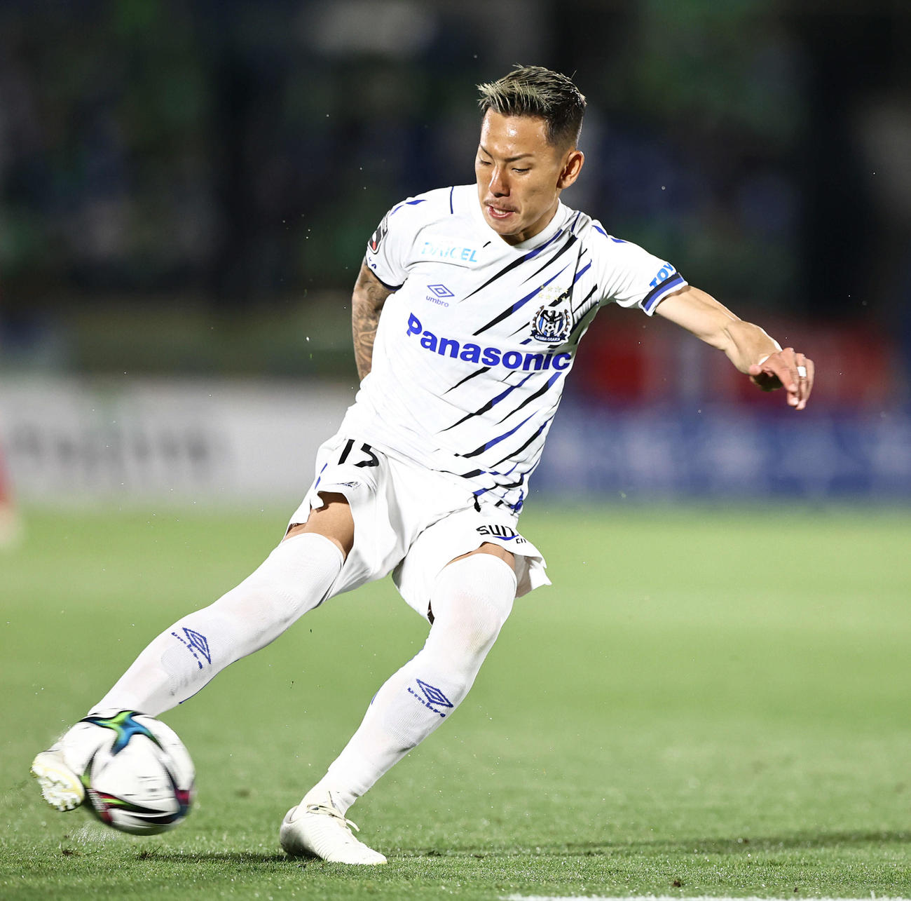 湘南対G大阪　後半、シュートを放つG大阪井手口（撮影・河田真司）