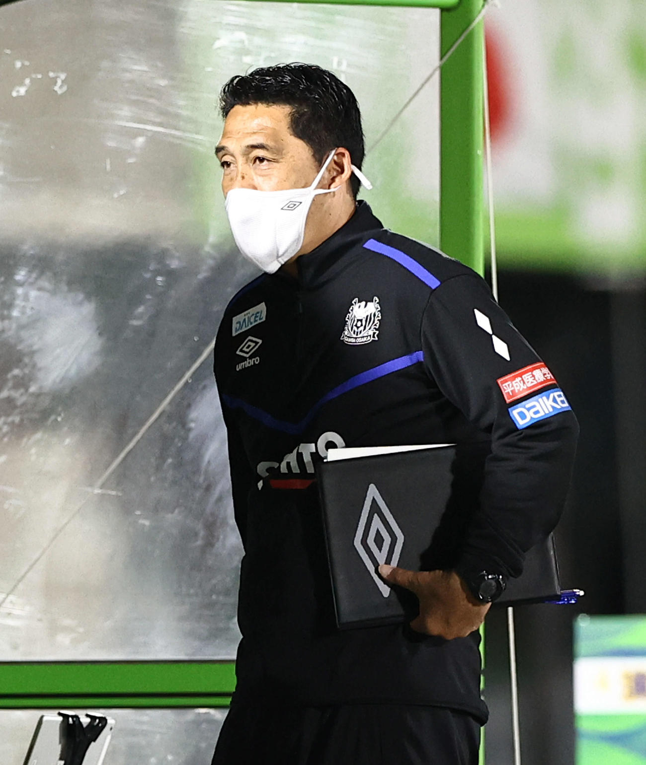 湘南対G大阪　湘南と引き分けで試合を終え、ベンチから引き揚げるG大阪松波監督（撮影・河田真司）