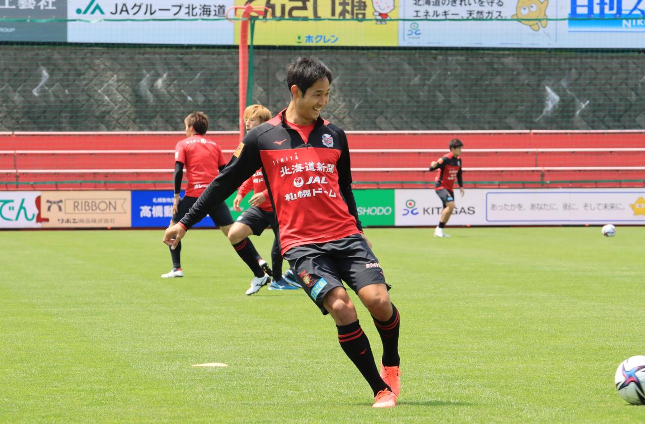 笑顔で練習に参加する札幌MF青木（撮影・保坂果那）