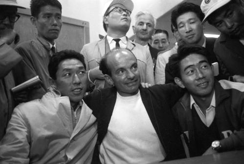64年10月、東京五輪でアルゼンチンを破り笑顔（右）。左から長沼監督、クラマー氏