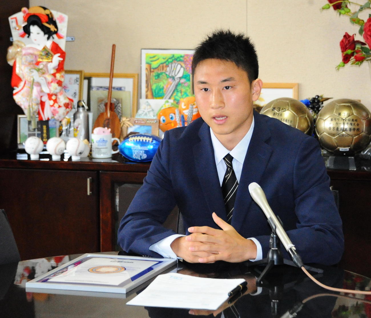 母校・帝京長岡で本田が抱負を話す