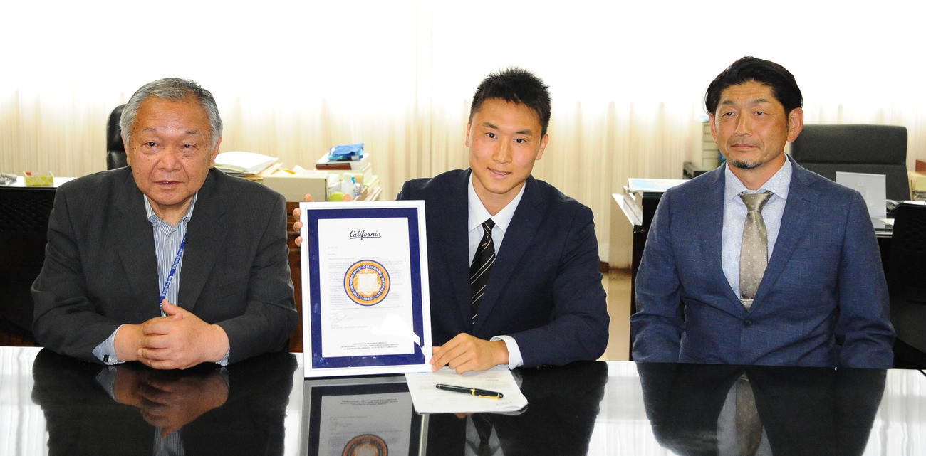 母校・帝京長岡でのUCバークレー入学調印式に臨んだ左から浅川校長、本田、谷口総監督