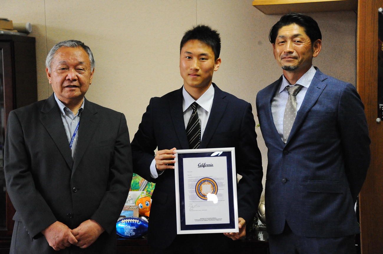 母校・帝京長岡でのUCバークレー入学調印式に臨んだ左から浅川校長、本田、谷口総監督