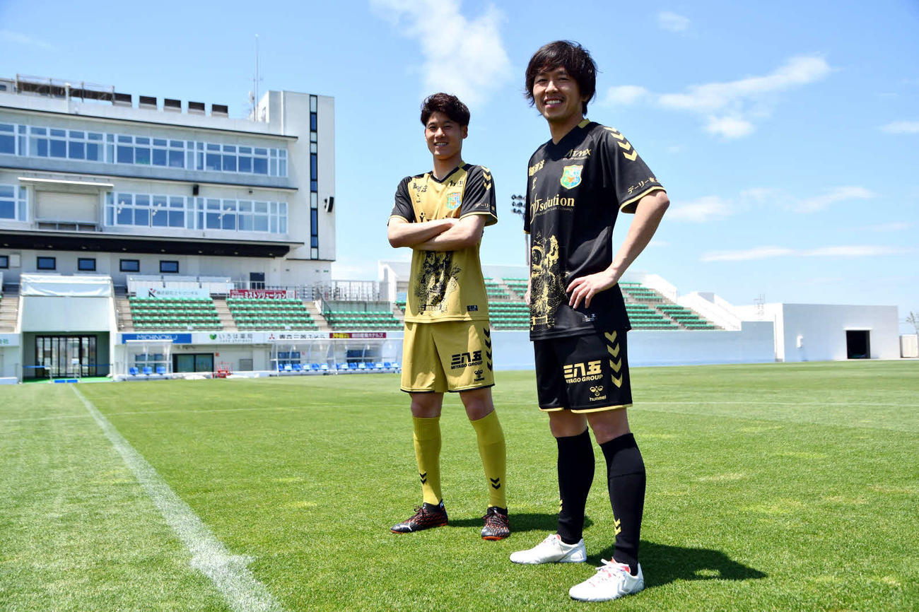 15周年記念ユニホームを着用するJ3八戸GK蔦（左奥）とMF新井山（J3八戸提供）