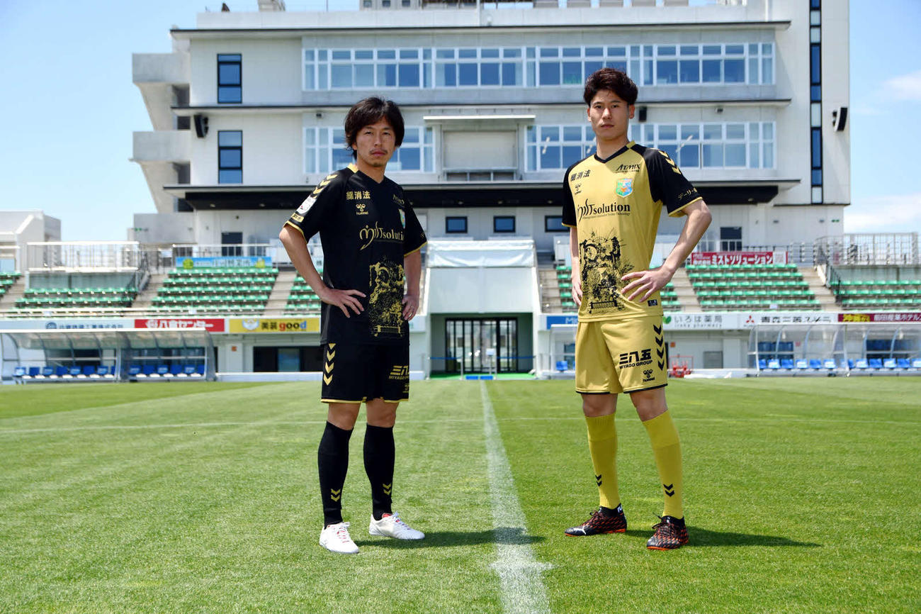15周年記念ユニホームを着用するJ3八戸MF新井山（左）とGK蔦（J3八戸提供）