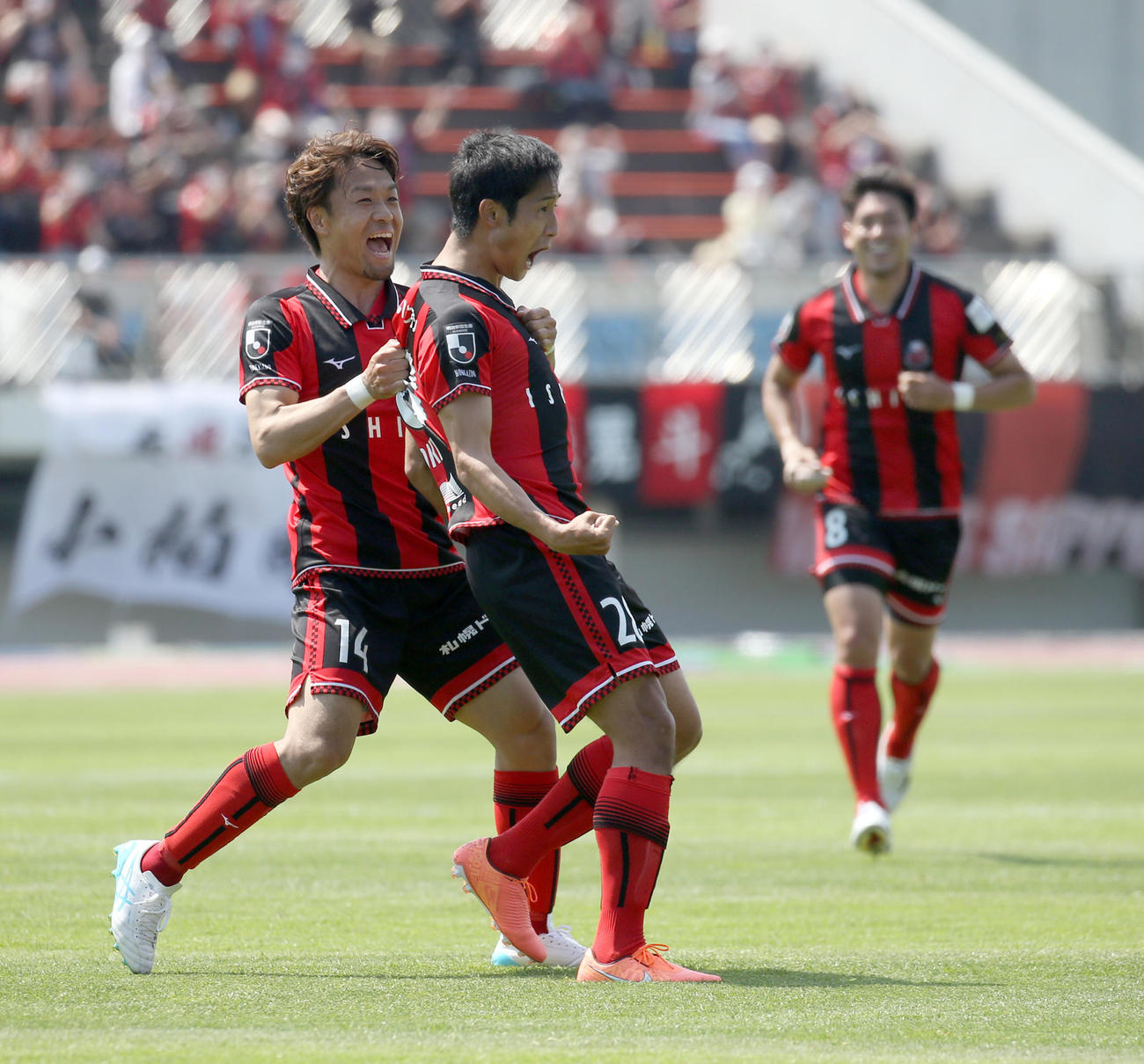 札幌対横浜　前半26分、ゴールを決めた札幌MF青木は駒井（左）と喜び合う（撮影・佐藤翔太）