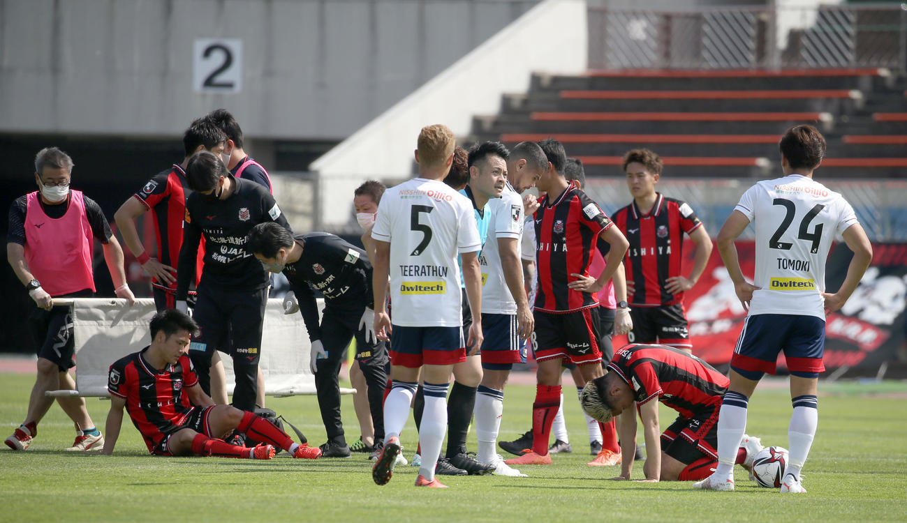 札幌対横浜　後半、ピッチに座り込む札幌FW小柏（左奥）と立てないDF福森（右から2人目）（撮影・佐藤翔太）