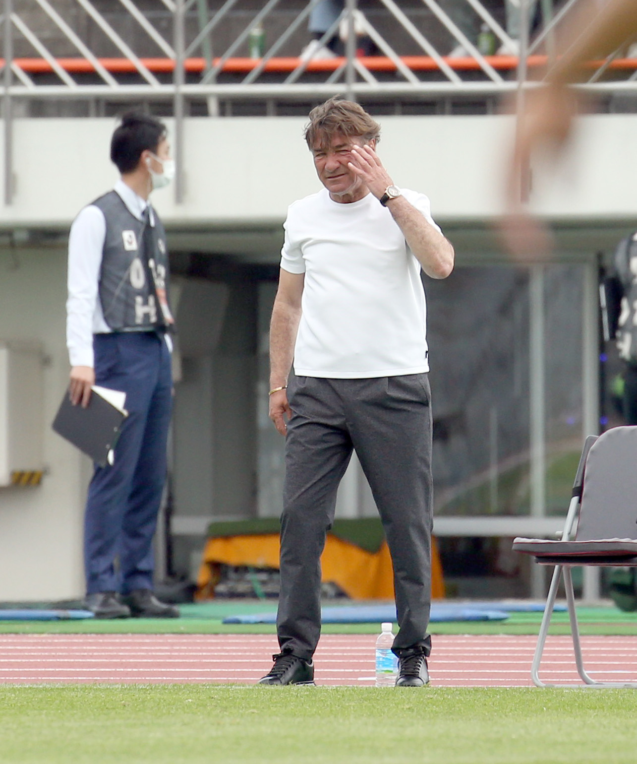 札幌対横浜　険しい表情の札幌ペトロビッチ監督（撮影・佐藤翔太）