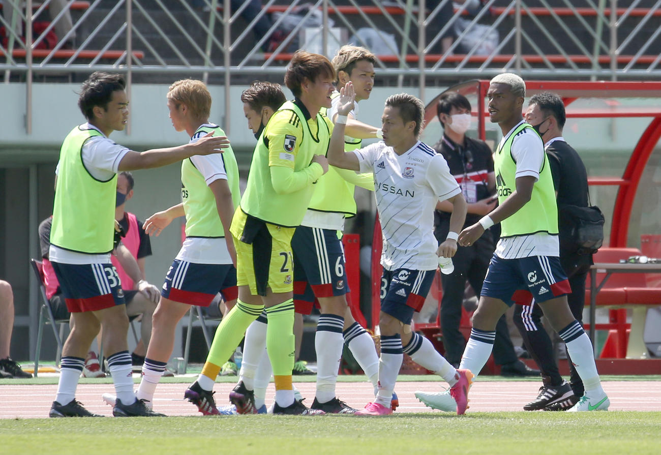 札幌対横浜　前半47分、同点ゴールを決めチームメートに祝福される横浜FW仲川（右から2人目）（撮影・佐藤翔太）