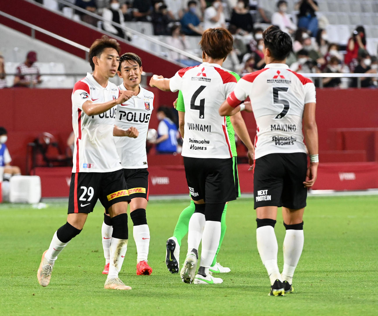 神戸対浦和　神戸に勝利、喜ぶ浦和イレブン（撮影・前岡正明）