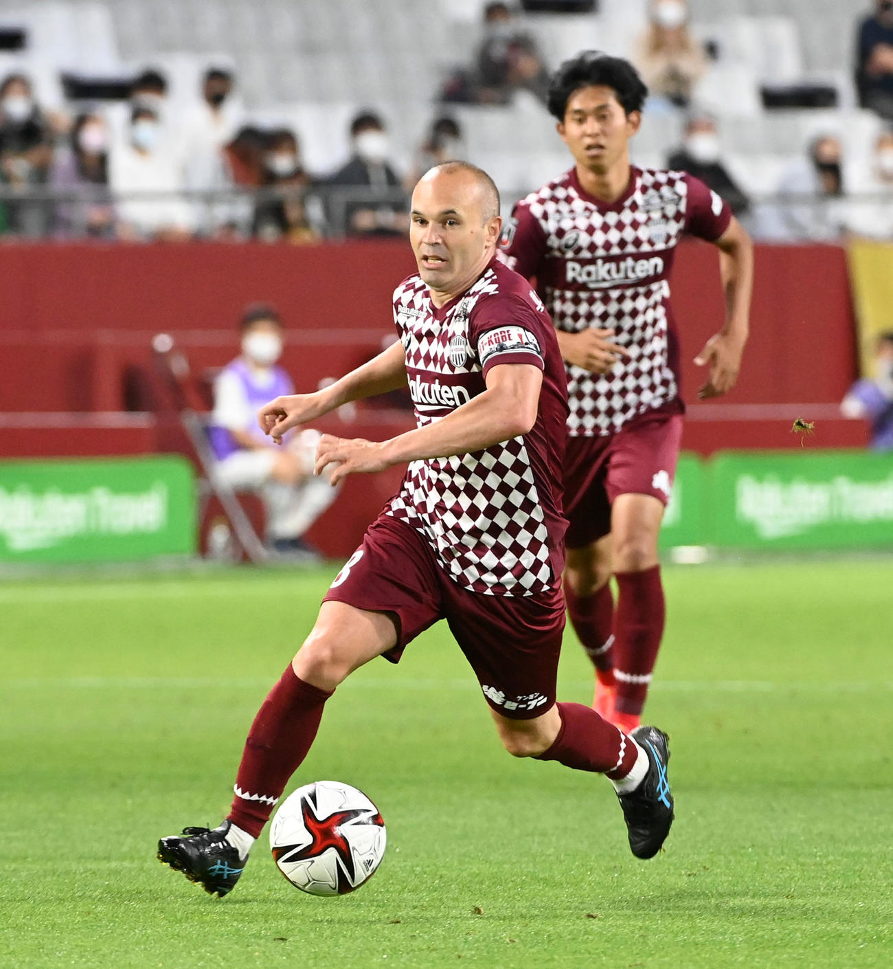 神戸対浦和　後半、ドリブルで攻め上がる神戸イニエスタ（撮影・前岡正明）