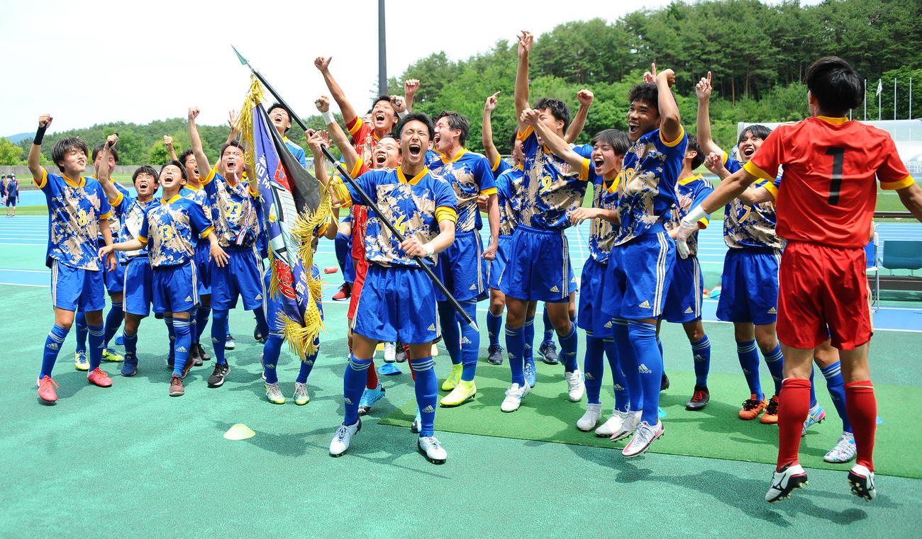 開志学園JSCが優勝の喜びを爆発させる