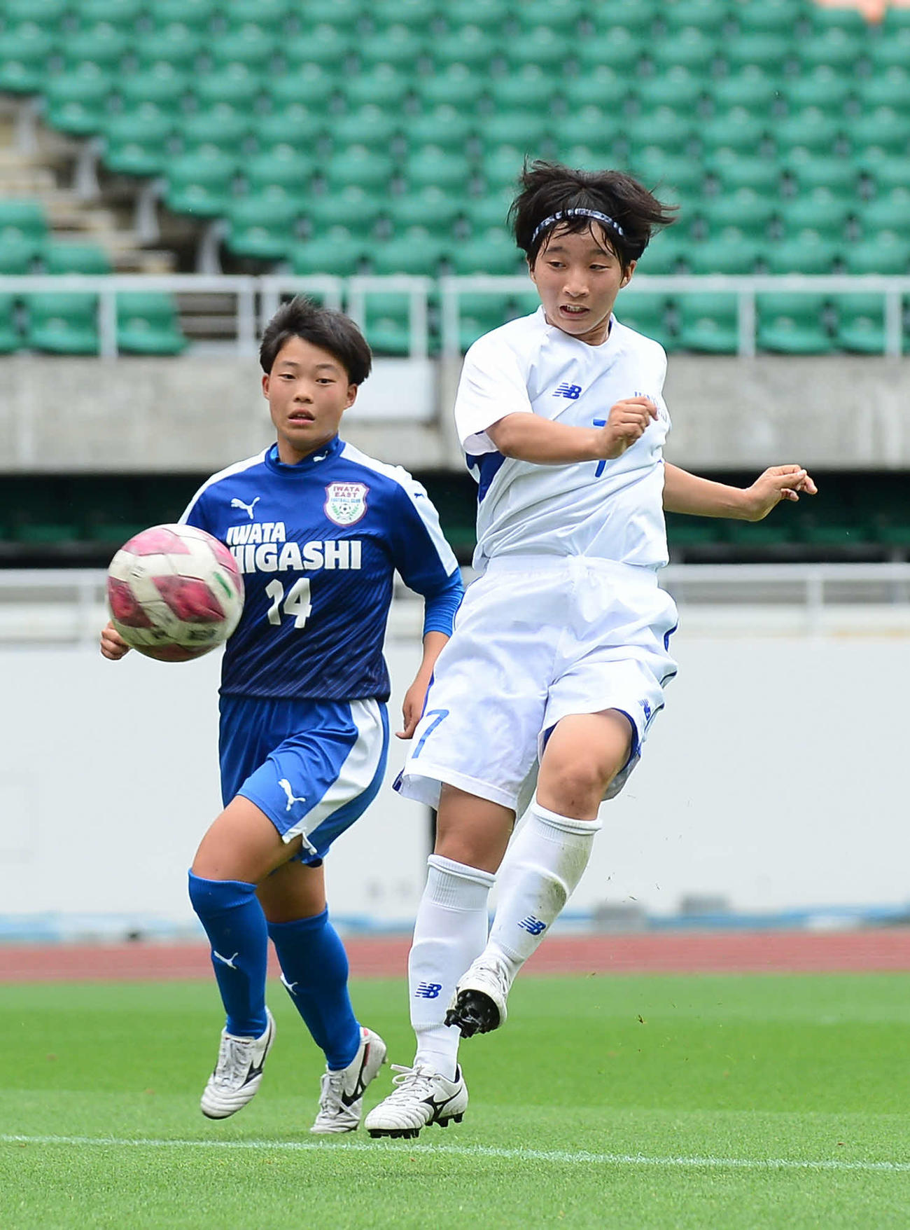 前半22分、左クロスを合わせハットトリックを達成する藤枝順心FW久保田（右）