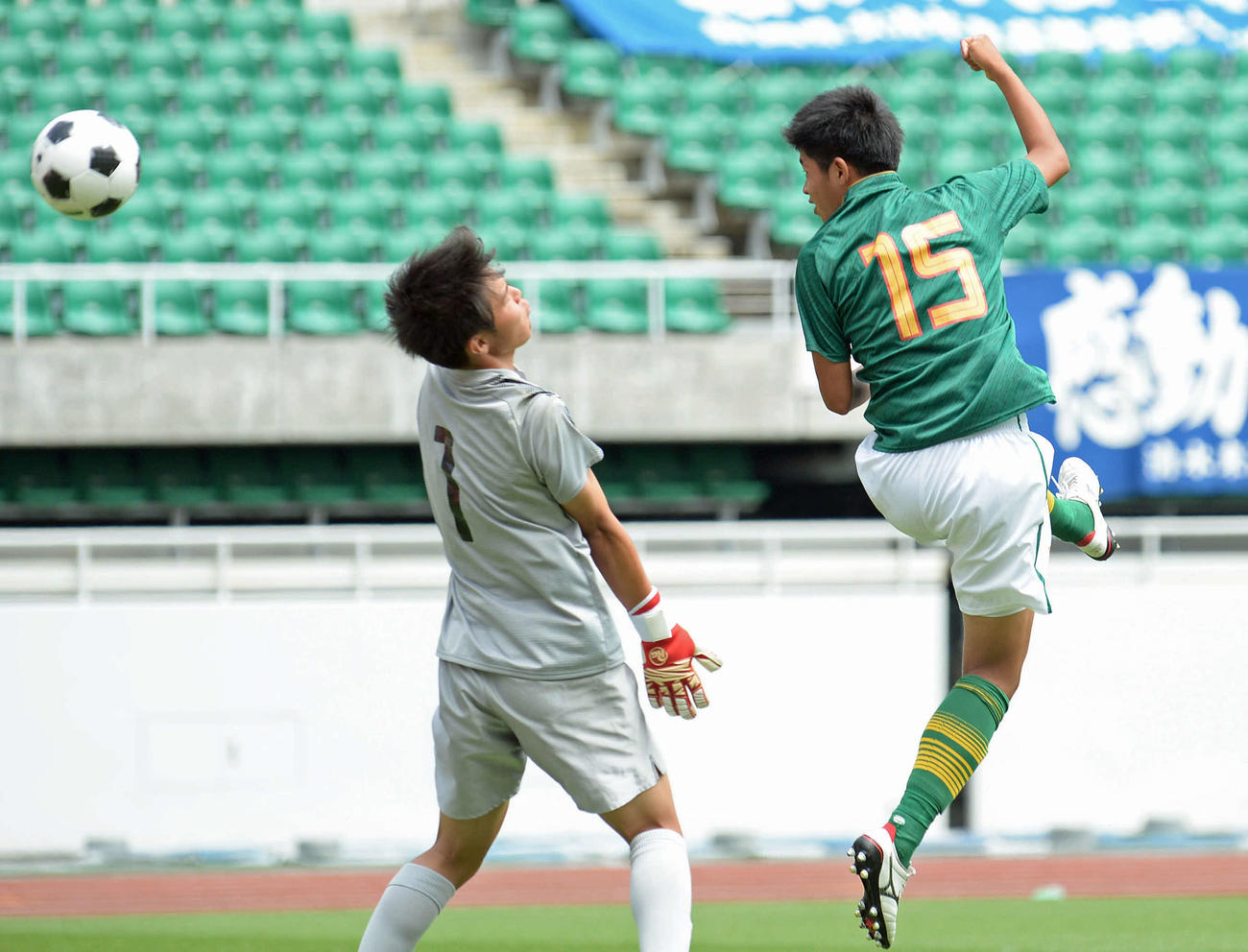 前半8分、ヘディングで先制点を決める静岡学園FW持山（右）