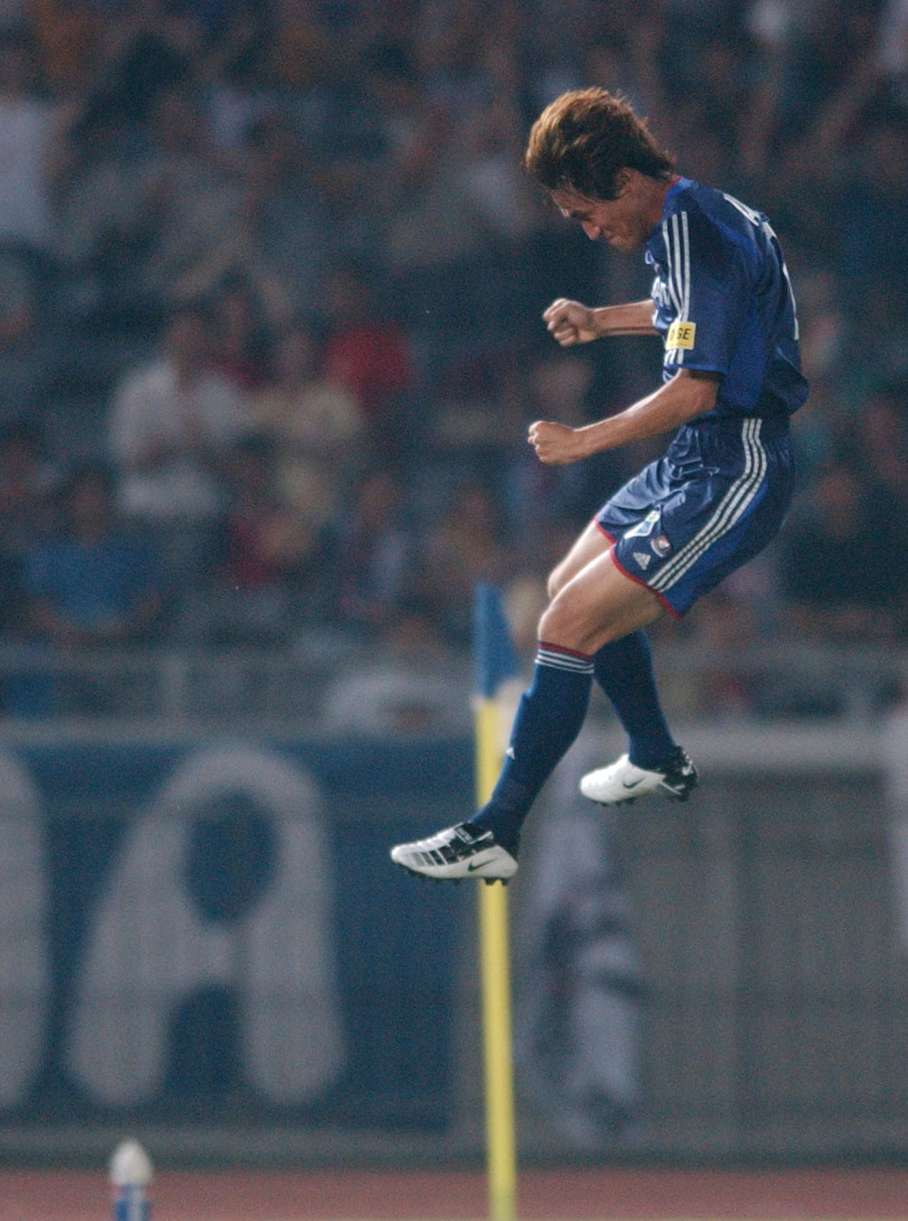 横浜対柏　後半2分、ゴールを決めジャンプしながらガッツポーズする横浜MF柳想鉄（ユ・サンチョル）（2003年9月6日撮影）