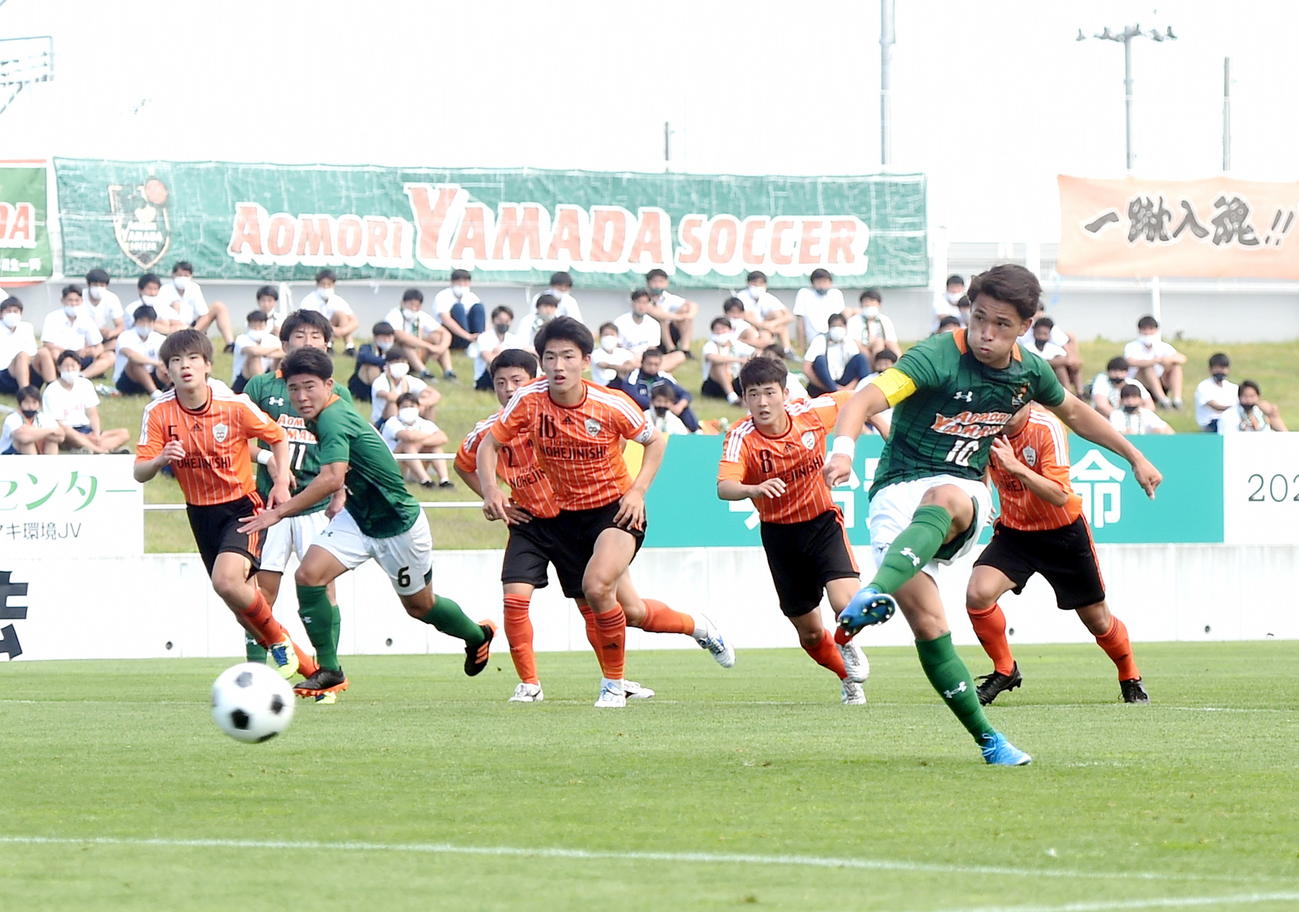前半26分、PKで先制ゴールを決める青森山田MF松木（右）