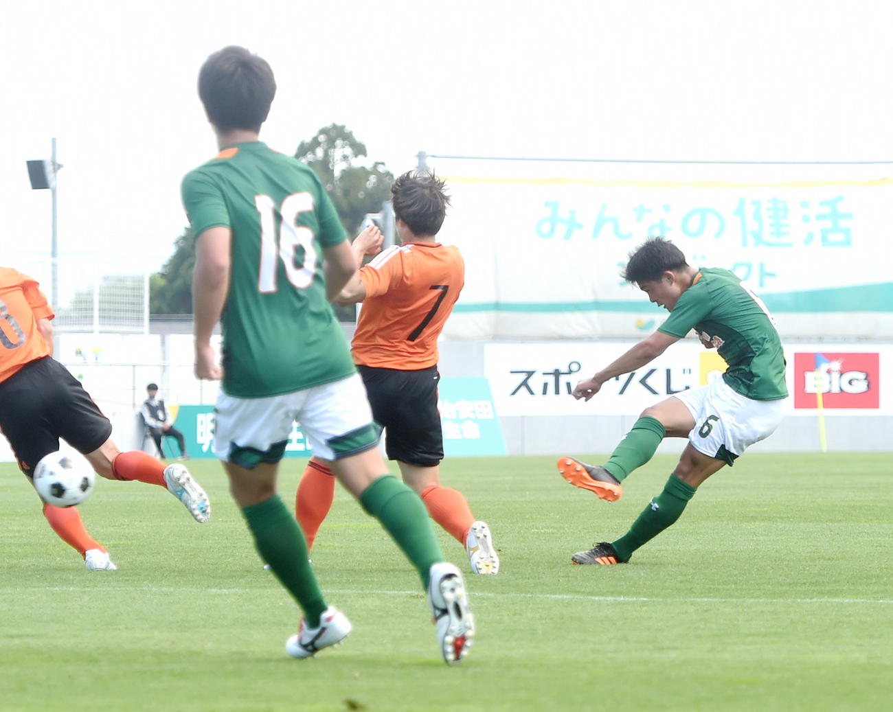 前半28分、追加点を決める青森山田MF宇野（右）