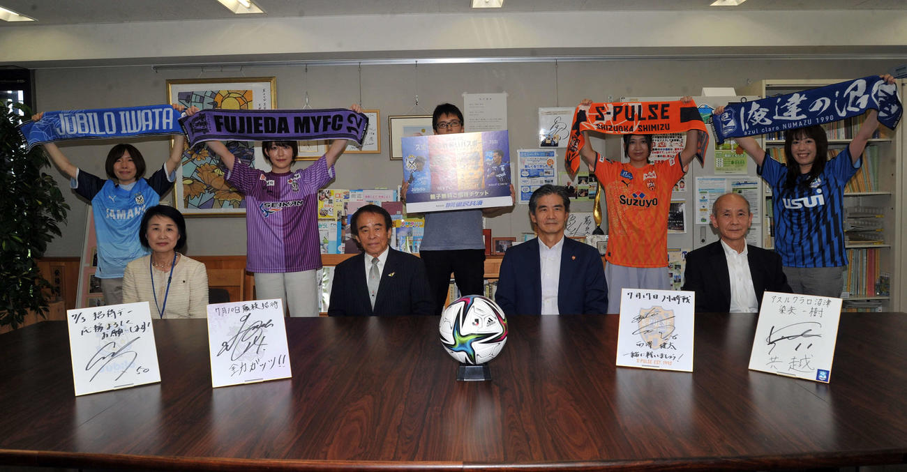 記念写真に納まる出席者たち。前列左から2人目が木苗教育長、同3人目が清水の山室社長