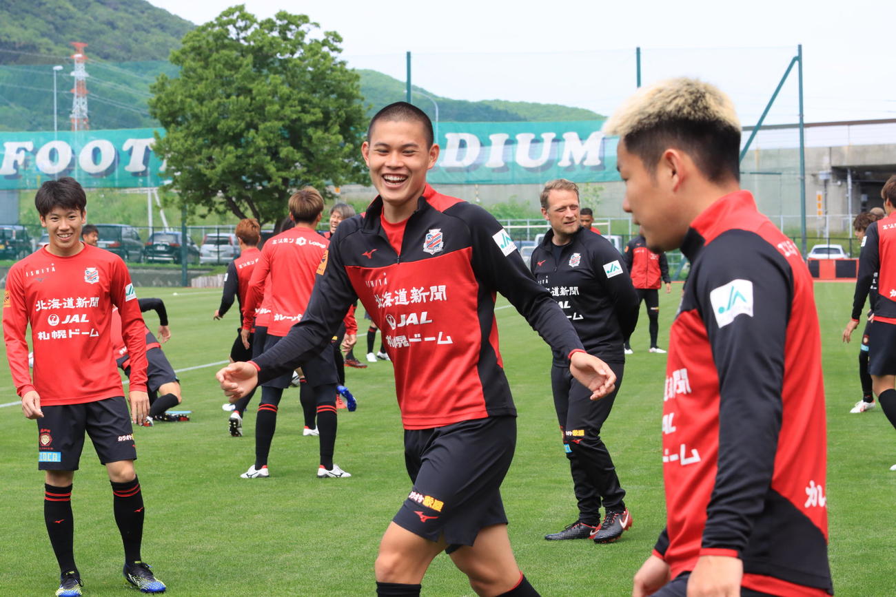 19歳の誕生日を迎えた札幌FW中島（中央）は天皇杯ソニー仙台戦での先発が予想される（撮影・保坂果那）