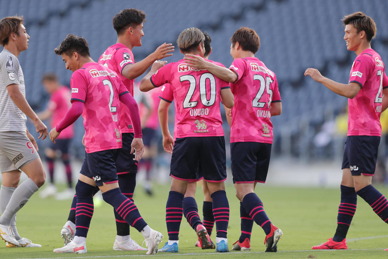 C大阪対鳥取　前半、クロスに頭で合わせ先制ゴールを決めたC大阪大久保（中央）は祝福を受ける（撮影・前田充）