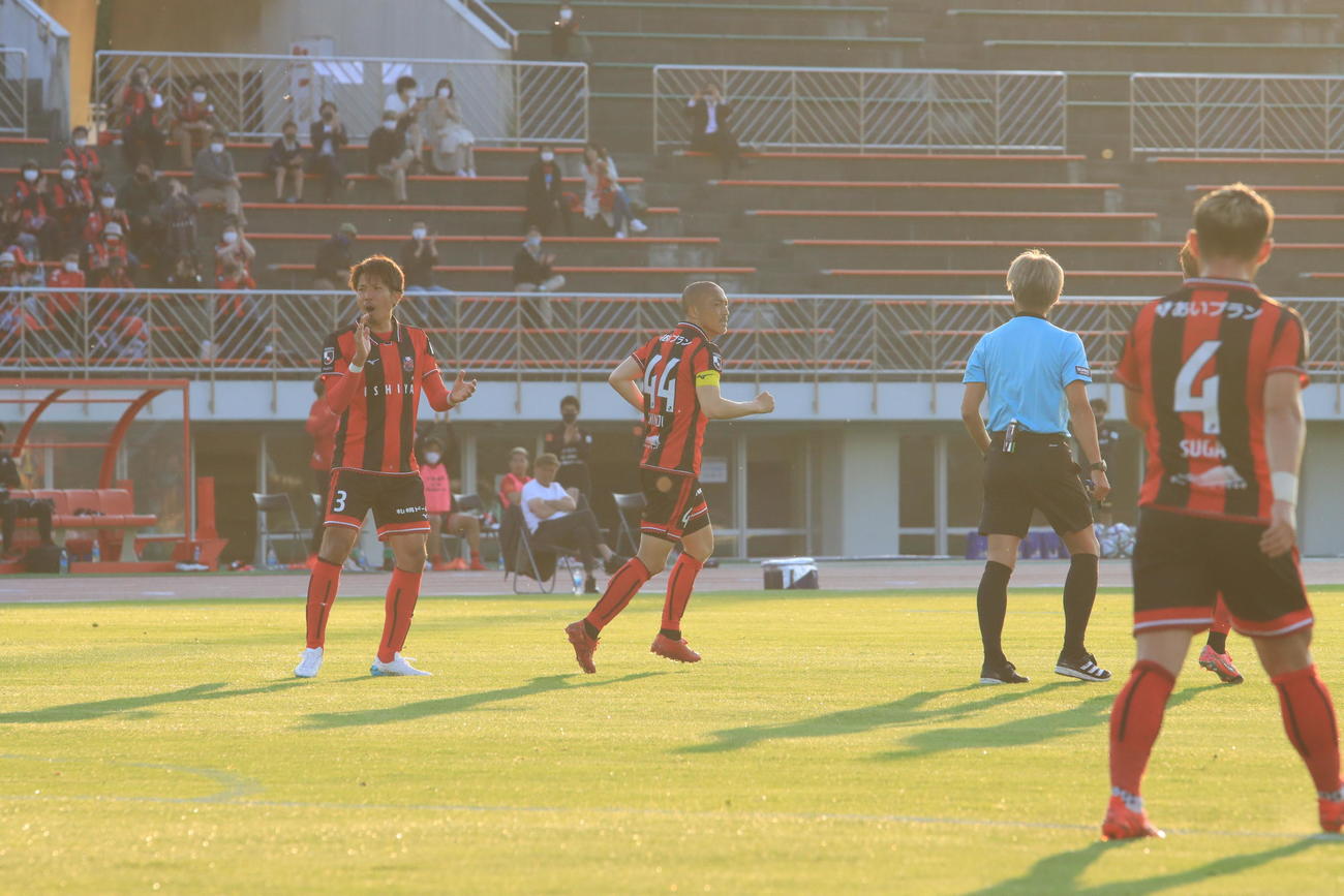 札幌対ソニー仙台　前半14分、FKで得点を決めた札幌小野（右）。左は喜ぶ柳（撮影・保坂果那）