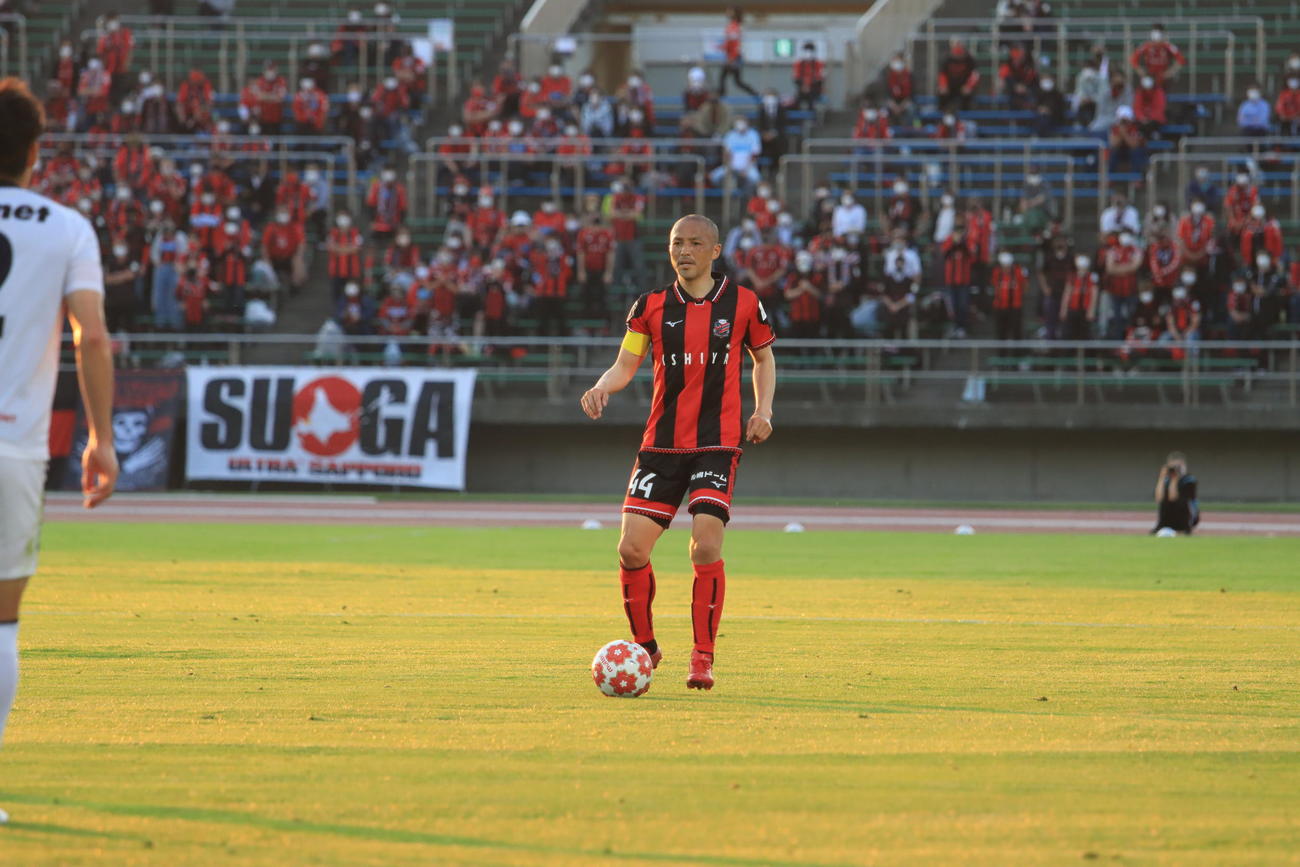 天皇杯2回戦　札幌対ソニー仙台　キャプテンマークを巻いてプレーする札幌MF小野（撮影・保坂果那）