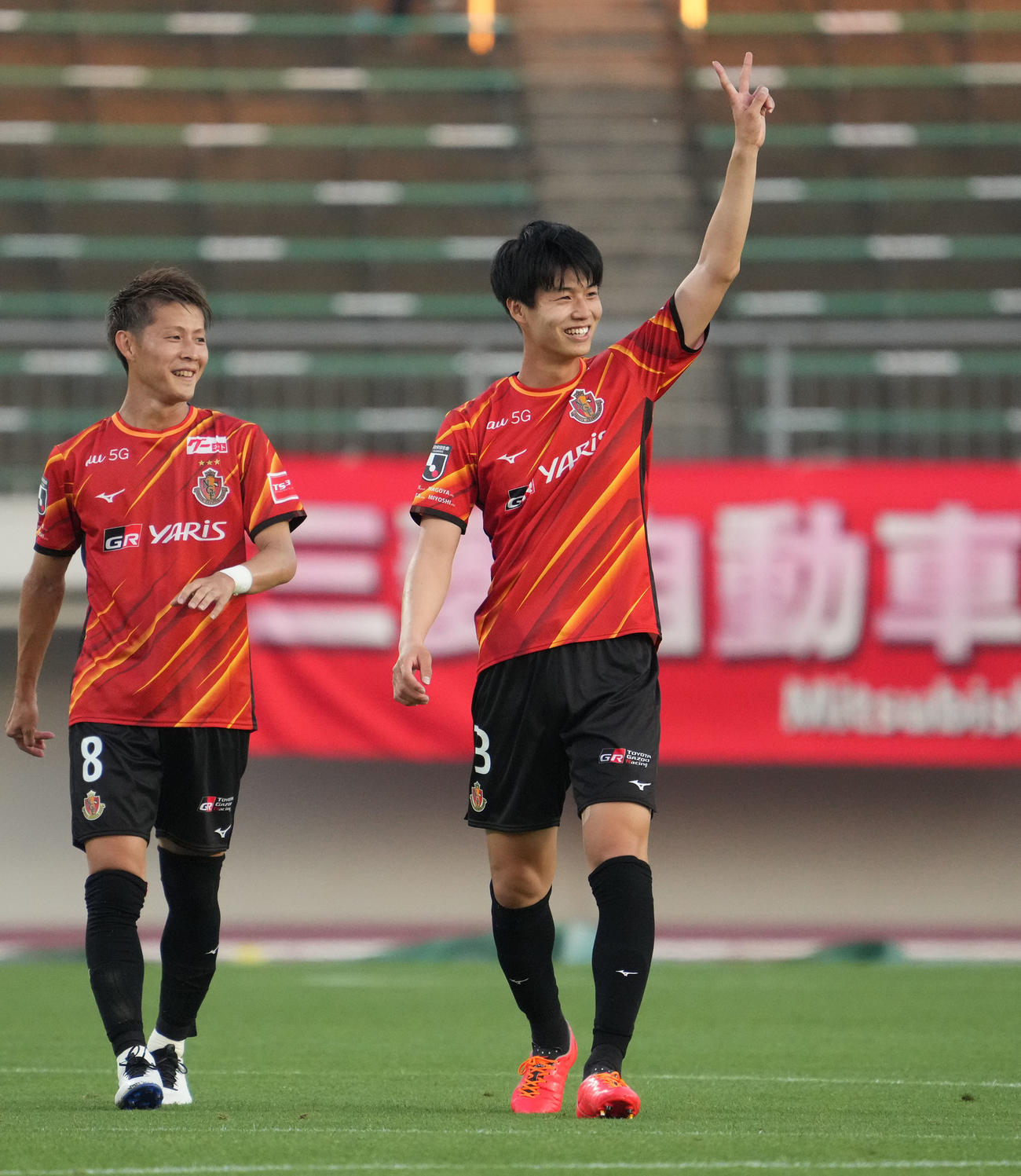 天皇杯2回戦　名古屋対三菱水島FC　前半、先制ゴールを決め喜ぶ名古屋藤井（右）（撮影・森本幸一）