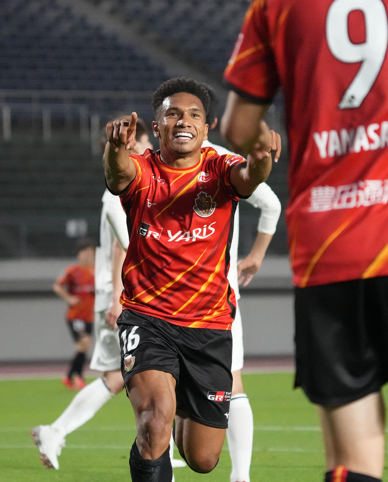 天皇杯2回戦　名古屋対三菱水島FC　後半、チーム3点目のゴールを決めアシストした山崎と喜ぶ名古屋マテウス（中央）（撮影・森本幸一）