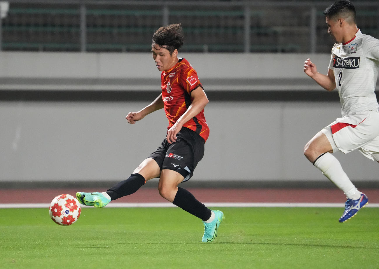 天皇杯2回戦　名古屋対三菱水島FC　後半、チーム4点目のゴールを決める名古屋石田（左）（撮影・森本幸一）
