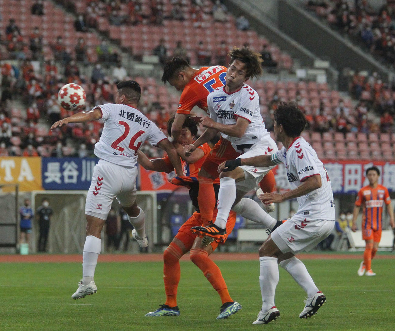 前半23の右CKを頭で先制ゴールを決めた田上（中央上）