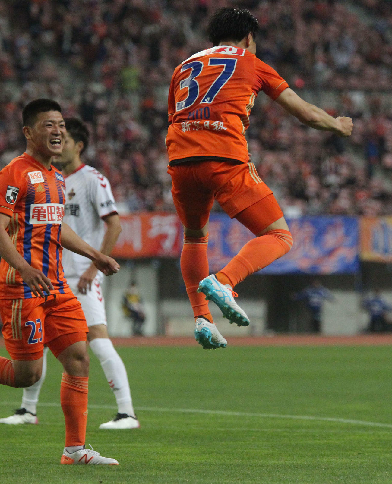 前半、2点目を挙げジャンプして喜ぶ三戸（37番）
