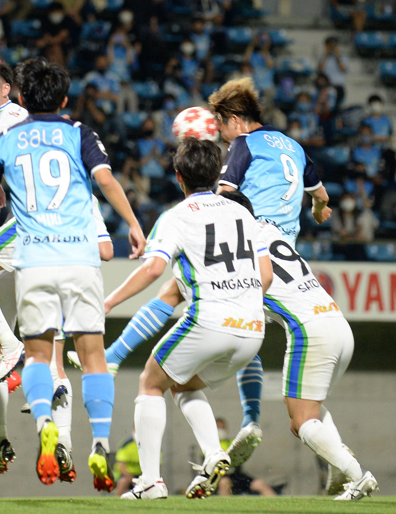 ヘディングで先制点を決める磐田FW小川航