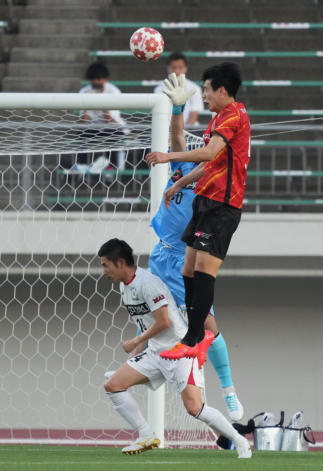 名古屋対三菱水島FC　前半、先制ゴールを決める名古屋・藤井陽也（右）（撮影・森本幸一）