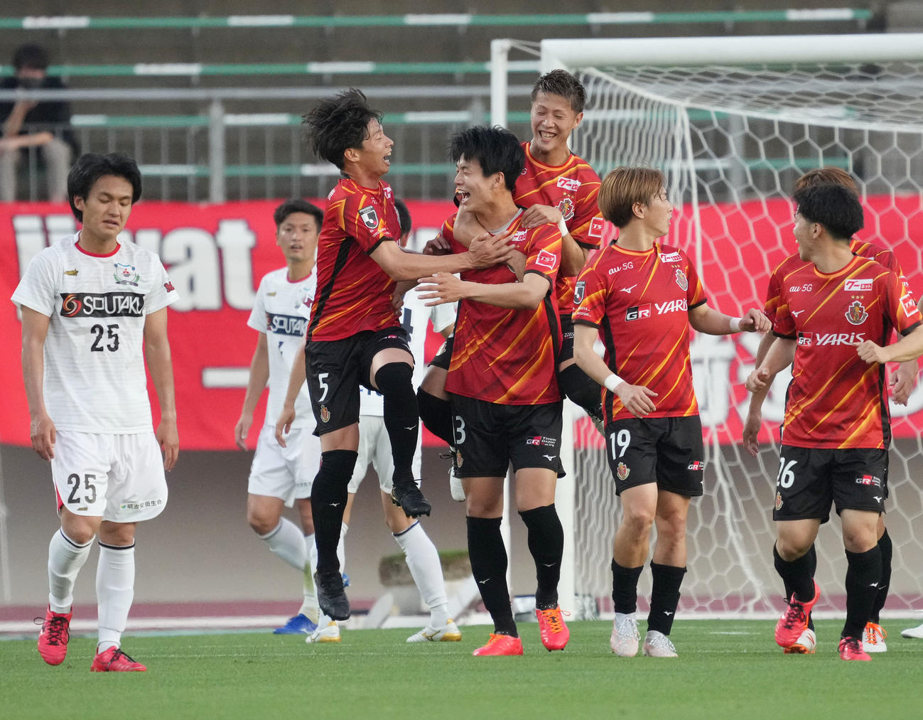 名古屋対三菱水島FC　前半、先制ゴールを決め喜ぶ名古屋・藤井陽也（中央）（撮影・森本幸一）