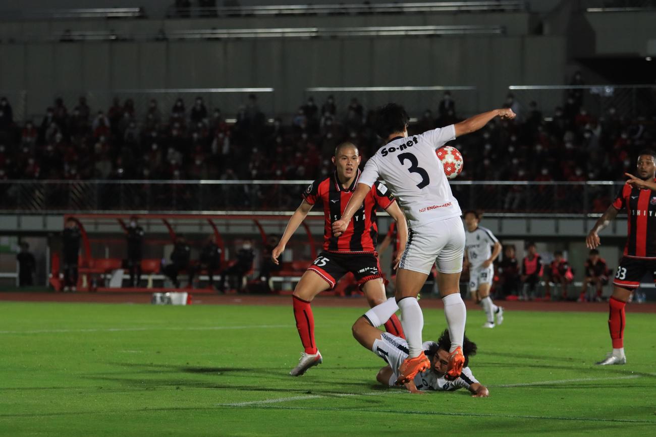 天皇杯2回戦　札幌対ソニー仙台　競り合う札幌FW中島（奥）（撮影・保坂果那）