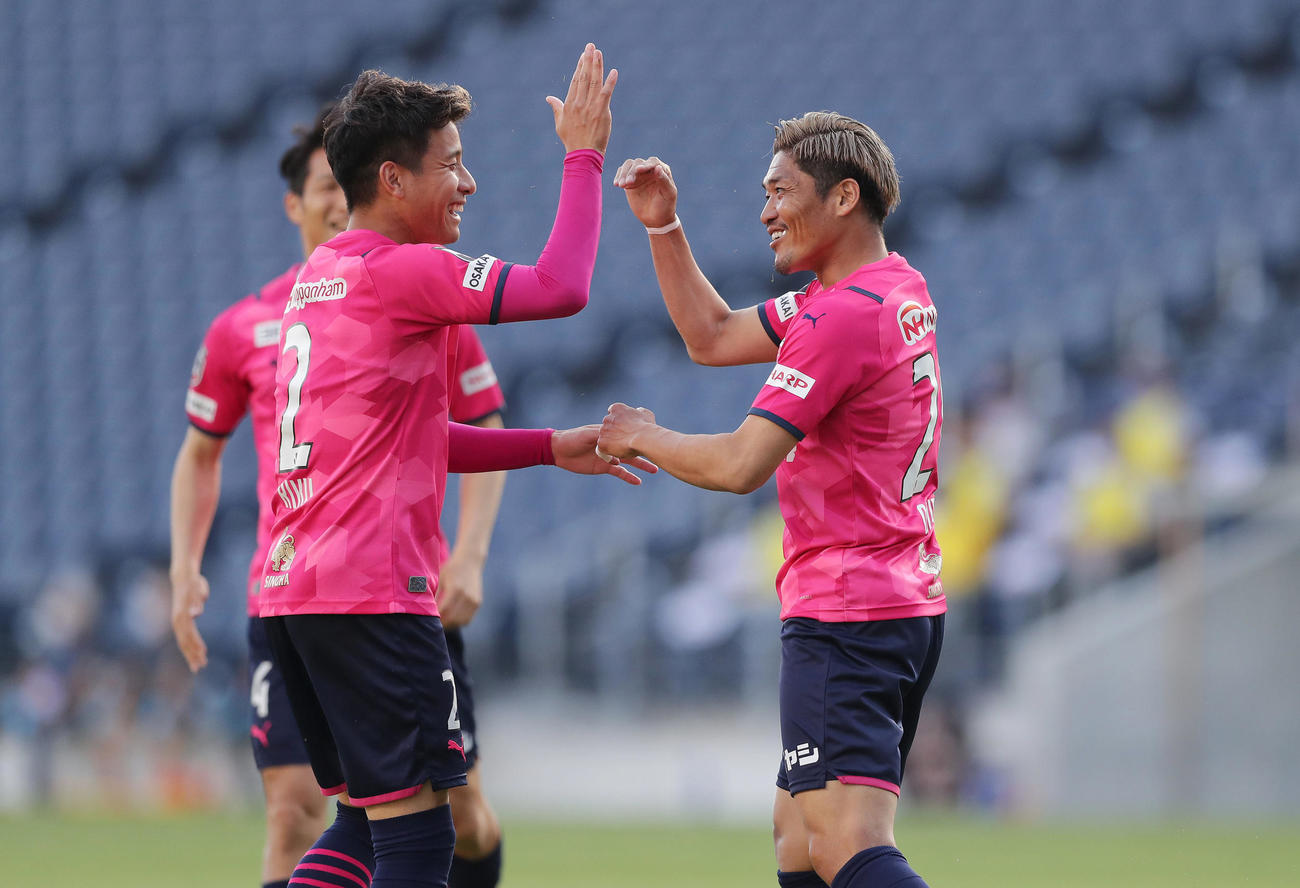 天皇杯2回戦　C大阪対鳥取　前半、クロスに頭で合わせ先制ゴールを決めたC大阪大久保嘉人（右）は松田陸の祝福を受け笑顔を見せる（撮影・前田充）