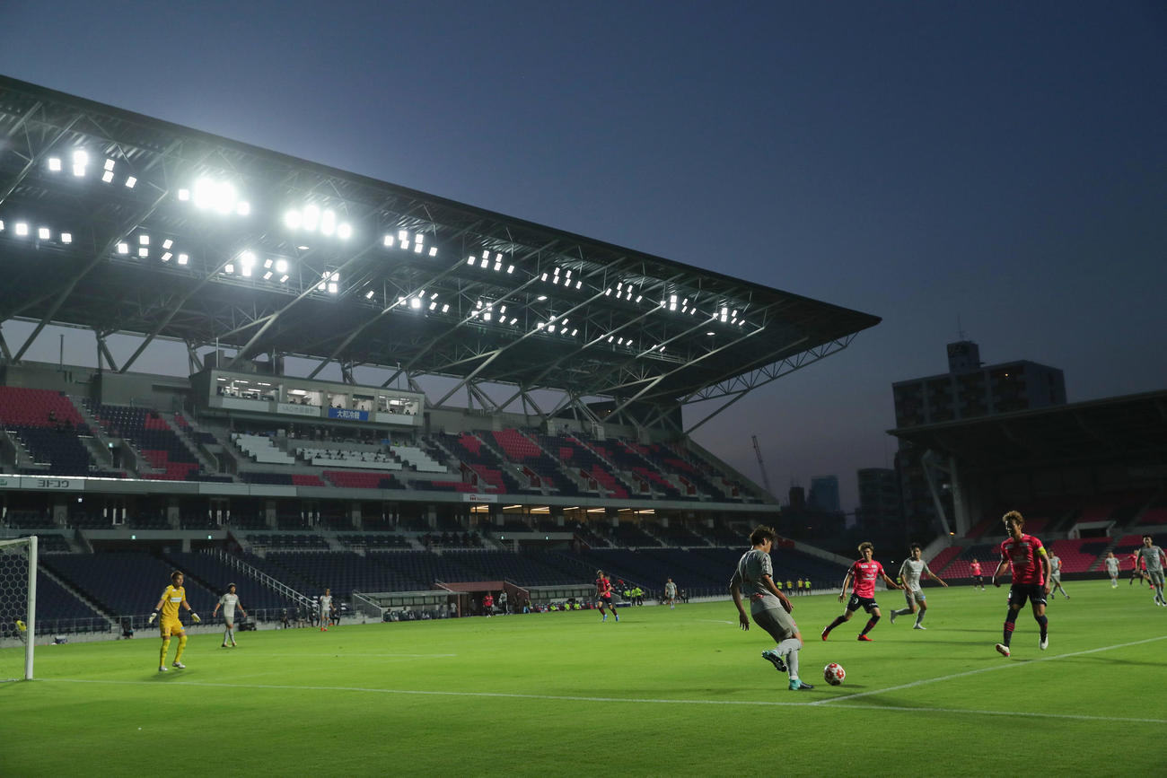 天皇杯2回戦　C大阪対鳥取　新スタジアムの「ヨドコウ桜スタジアム」でプレーする両チームの選手ら（撮影・前田充）