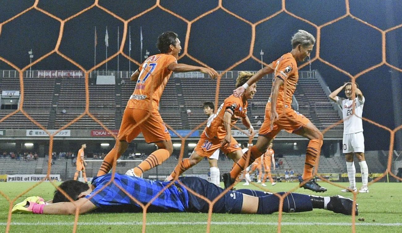 試合終了間際、決勝ゴールを決め、駆けだす清水・原（中央右）。GK児玉