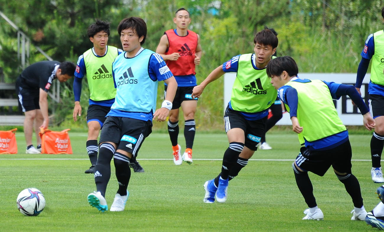 前日練習で軽快な動きを見せた高木（左から3人目）
