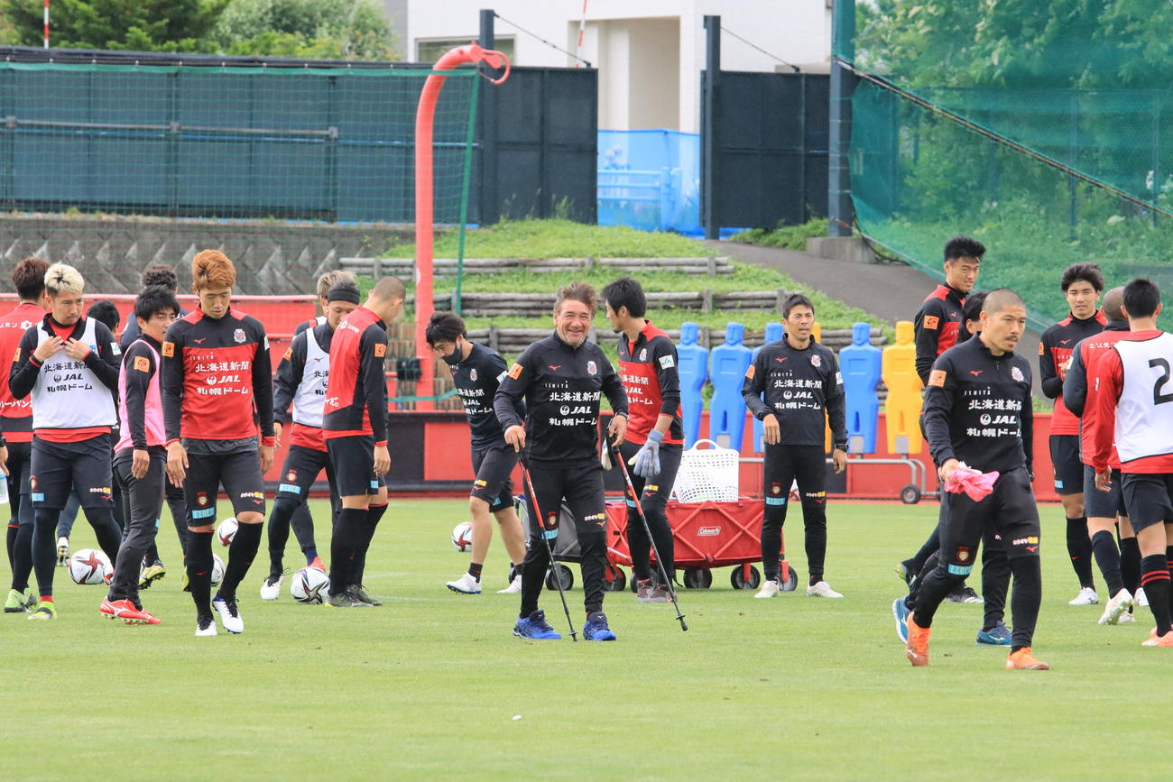 練習を終え、笑顔を見せる札幌ペトロビッチ監督（中央）（撮影・保坂果那）