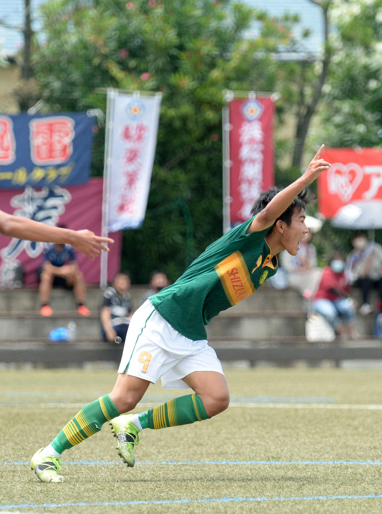 前半28分に先制点を挙げ、歓喜する静岡学園MF松永
